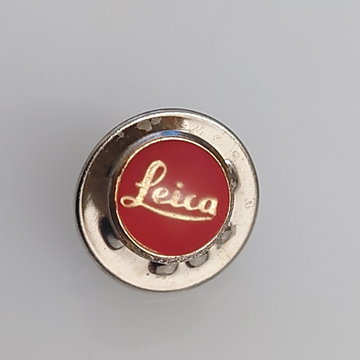 Leica ピンバッジ グレー / ライカオンラインストア