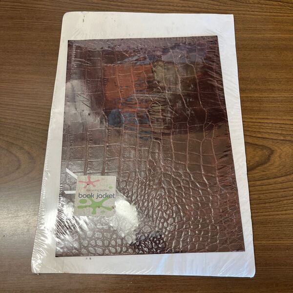 702p2639☆ お手入れいらずのリサイクルレザーブックカバー(新書コミック・ノベルスサイズ/ブックマーカー付き) (クロコ型押しブラウン)