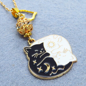 マットゴールド 白猫黒猫丸まってお休みチャームのネックレス ラインストーン入りメタルビーズ 長さ調整可