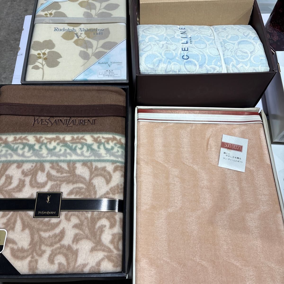Yahoo!オークション -「セリーヌ 毛布」(ファッション) の落札