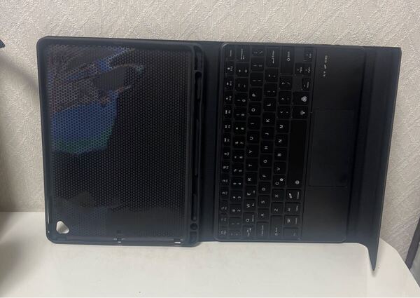 702i2108 iPad 9.7インチ キーボード ケース iPad 第6/5/4/3世代キーボード付きケース 耐衝撃 タッチパット搭載 ワイヤレス (ブラック)