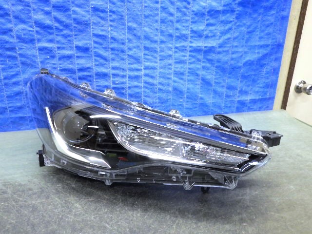C261 カローラクロス ZSG10 ZVG11 ZVG15 右ライト LED 16-176 X 美品