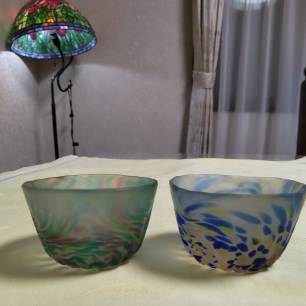 グラス ぐい呑 2個セット ハンドメイド 春秋 四季の色散らし 手造り お酒で絵柄が浮かび上がる不思議なグラス 冷酒グラス お猪口