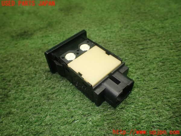 1UPJ-24136300]ハイエースワゴン100系(KZH100G)デフォッガースイッチ 中古