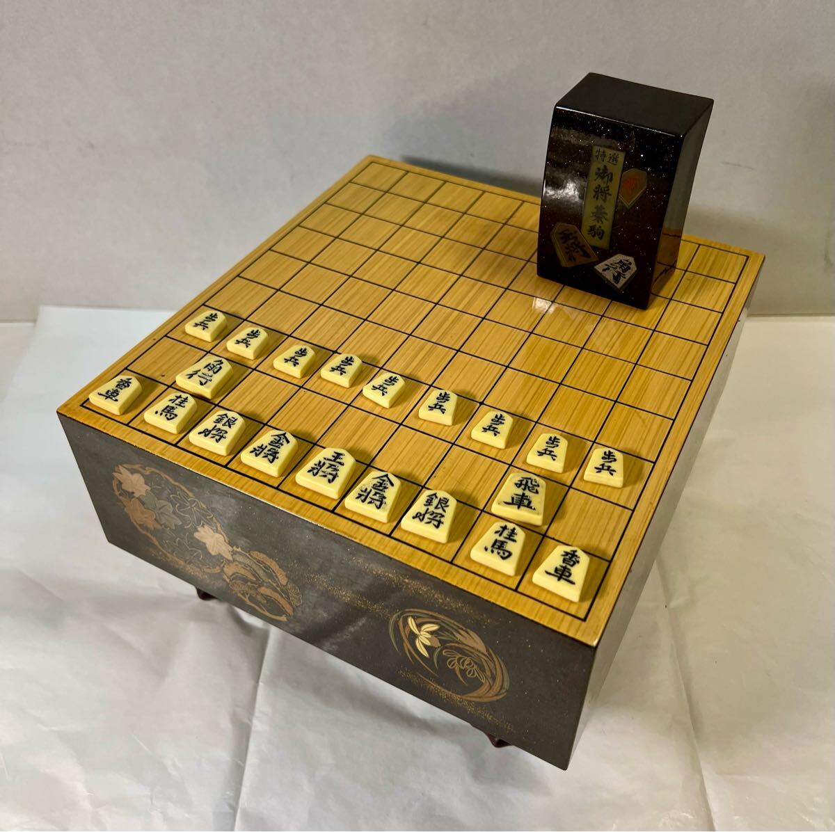 W453-O24-165 天地柾目黒塗沈金蒔絵 足付き 将棋盤 鷹松図 厚さ