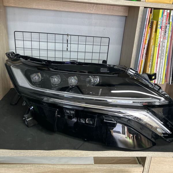 「美品」NISSANオーラ LED ヘッドライト右260106XL1A