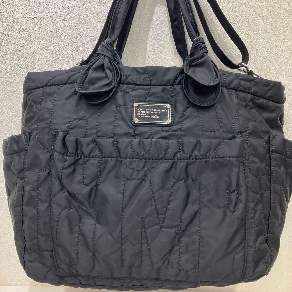 □7-5368 マークバイマークジェイコブス MARC by MARC JACOBS ハンドバッグ ショルダー 2WAY トート プレート ナイロン 黒 ブラック