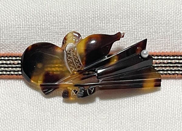 NO.1871 帯留め silver 鼈甲 べっ甲 瓢箪と扇子 パール付き 三分紐用(帯留 帯飾り 和装小物)