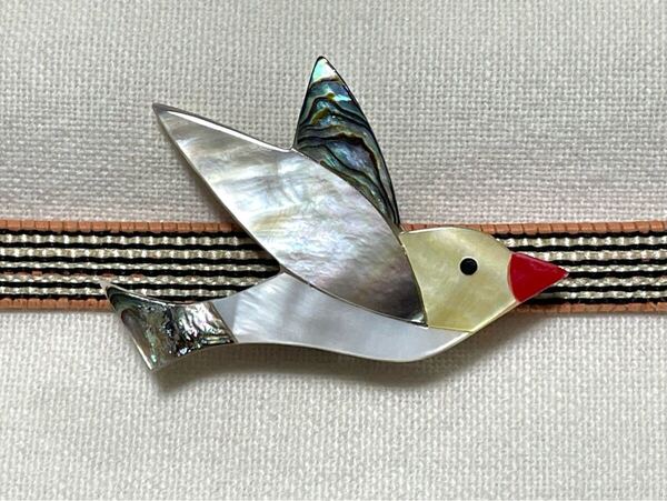 NO.1877 帯留め 鳥 貝細工 シェル リメイク品(帯留 帯飾り 和装小物)ハンドメイド品