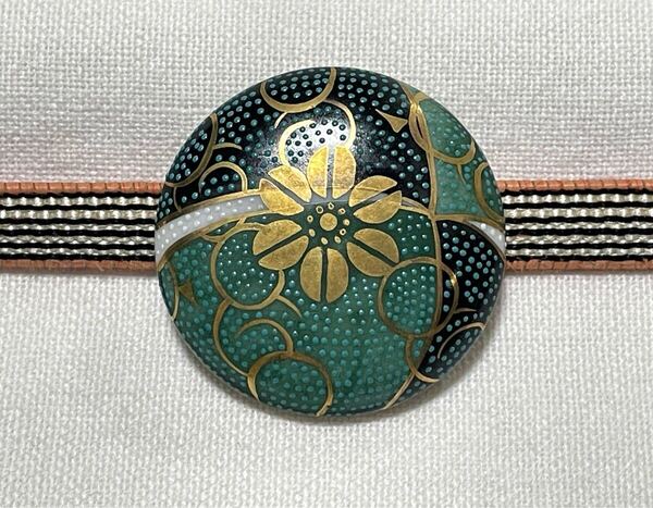 NO.1883 帯留め 昭作 九谷焼 青粒 鉄仙 花唐草 リメイク品(帯留 帯飾り 和装小物)ハンドメイド品