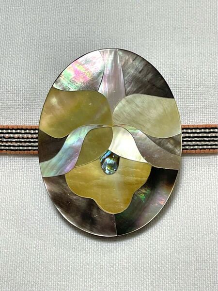 NO.216 帯留め 貝細工 シェル カトレア 蘭 リメイク品(帯留 帯飾り 和装小物)ハンドメイド品