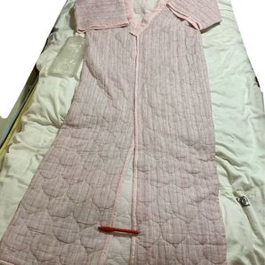 着る布団 寝巻き型掛布団 寝巻き布団 肩幅64身幅61着丈187袖40cm 中綿ポリエス100% 桃色と白縞柄 最後の青紐希望は要連絡説明欄 60