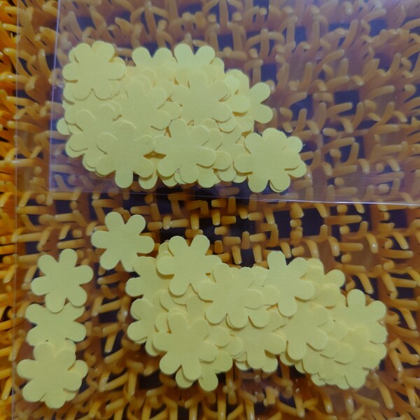 ハンドメイド クラフトパンチ 花 100枚 サイズ約1.2cm 黄色 フラワー イエロー アルバム 懸賞 手作り 紙製 ペーパークラフト