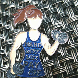 《対面青服USダンベル女子》HARD WORK WILL PAY OFF 正面美女 dumbbell ダンベル 筋トレ◆女性 筋肉 トレーニング 健康管理 ピンバッジ