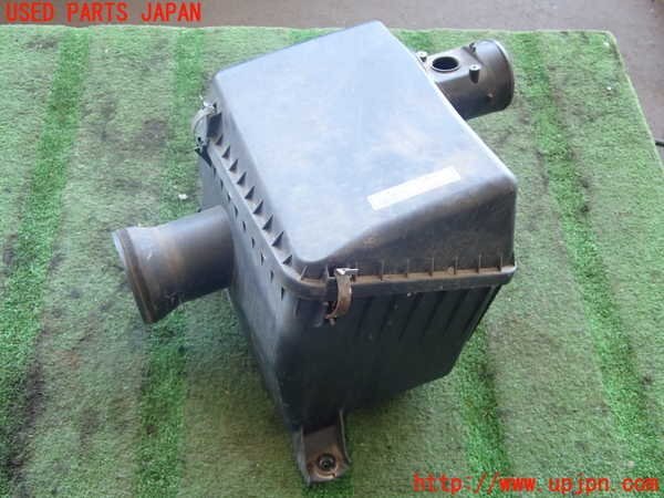 5UPJ-14772560]ランクル100系(UZJ100W)エアクリーナーボックス 中古