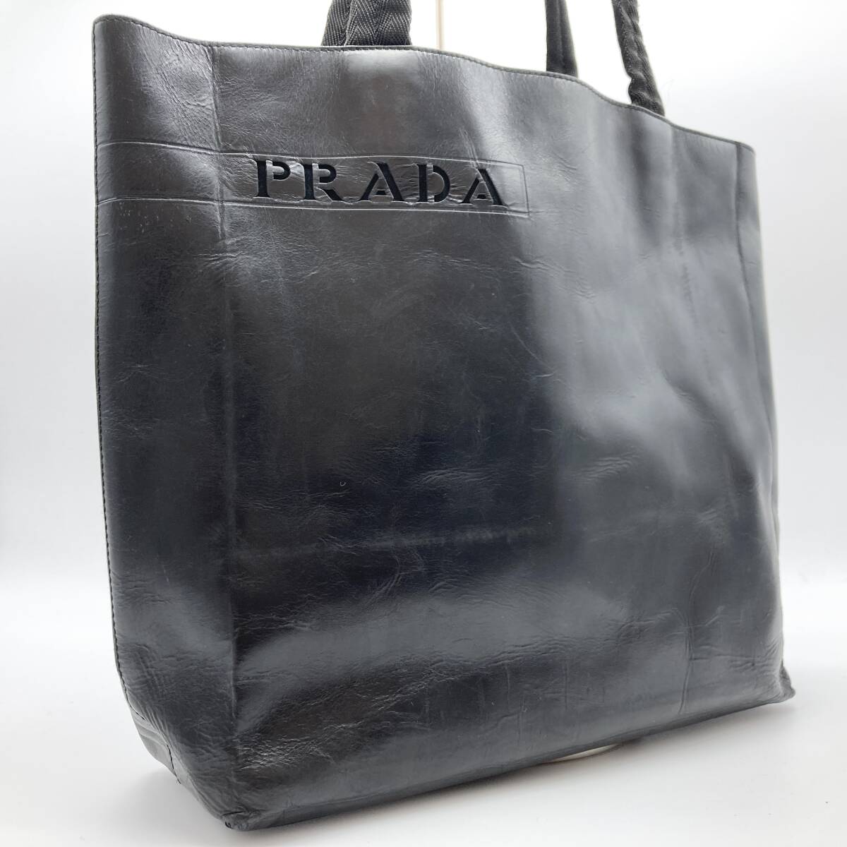 大人気☆PRADA☆プラダ☆トートバッグ☆ロゴ型抜き☆カーフ