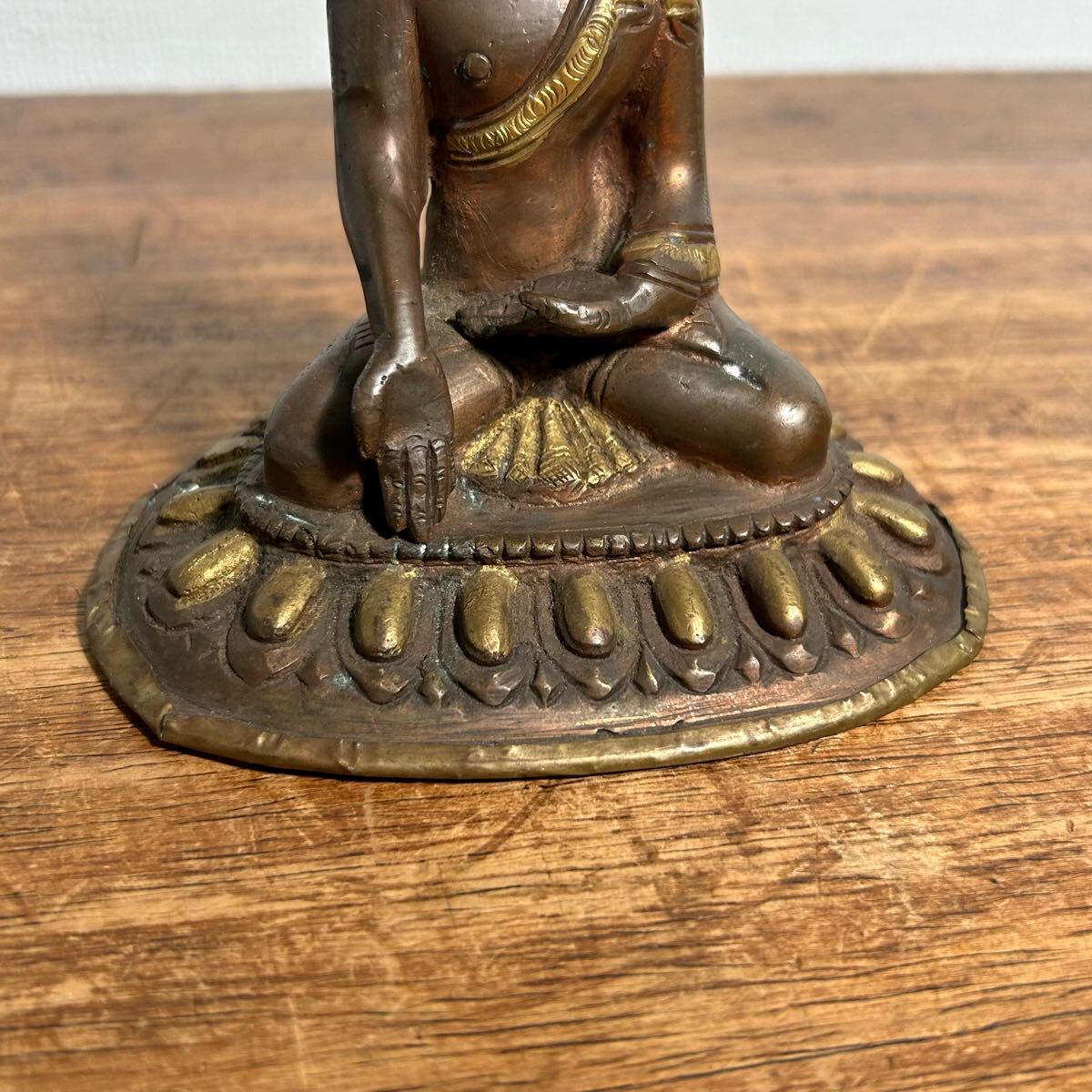 銅仏座像 チベット 仏教美術 仏像 佛 置物 銅製 骨董品 時代品 美術品 チベット仏教 仏像黄財神座像 銅製品 彩繪 仏師で仕上げ品 彫刻