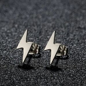 【ピアス】稲妻型 金属製 シンプル シルバーカラー モダン 新品未使用 アクセサリー 雷 プレゼント メンズ レディース