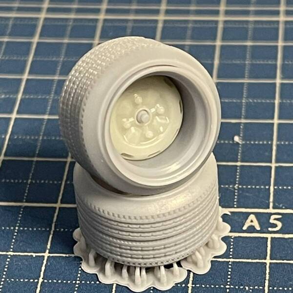 1/24スケール 13インチ ホイール鉄チンB 4h&トレッド付タイヤセット