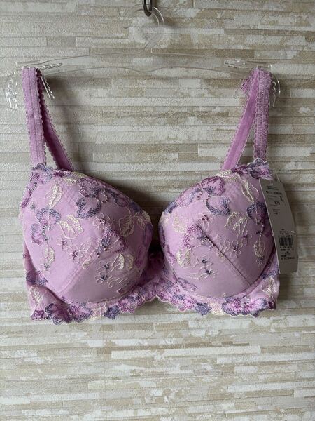 「E70」トリンプ カラフル繊細な花の刺繍 華やかなブラジャー
