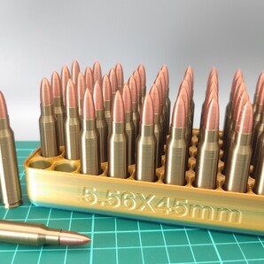5.56x45mm NATO 弾 鉄薬莢ラッカー塗装(グリーン系)風 ダミーカート 50個セット【送料無料 /トレイおまけ付】(検) 5.56 M4 M16 H&K G36 2