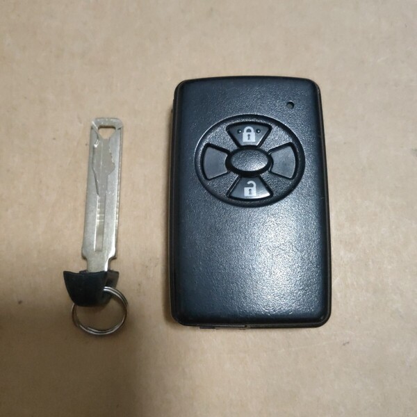 トヨタ スマートキー 2ボタン ロック解除済 初期化済 エスティマ ノア アイシス Vitz イモビライザー キーレス 271451-5841 未登録