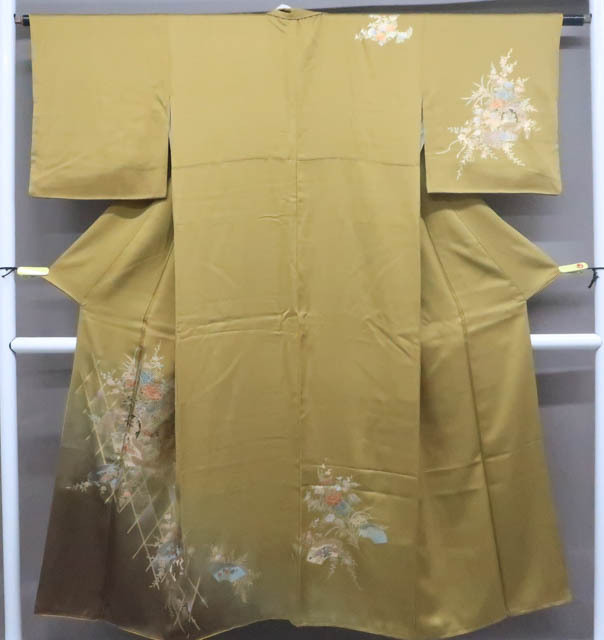 《京都一輝堂》【着物】付下げ　金彩　籠目・花車・草花文　身丈約149cm　裄丈約