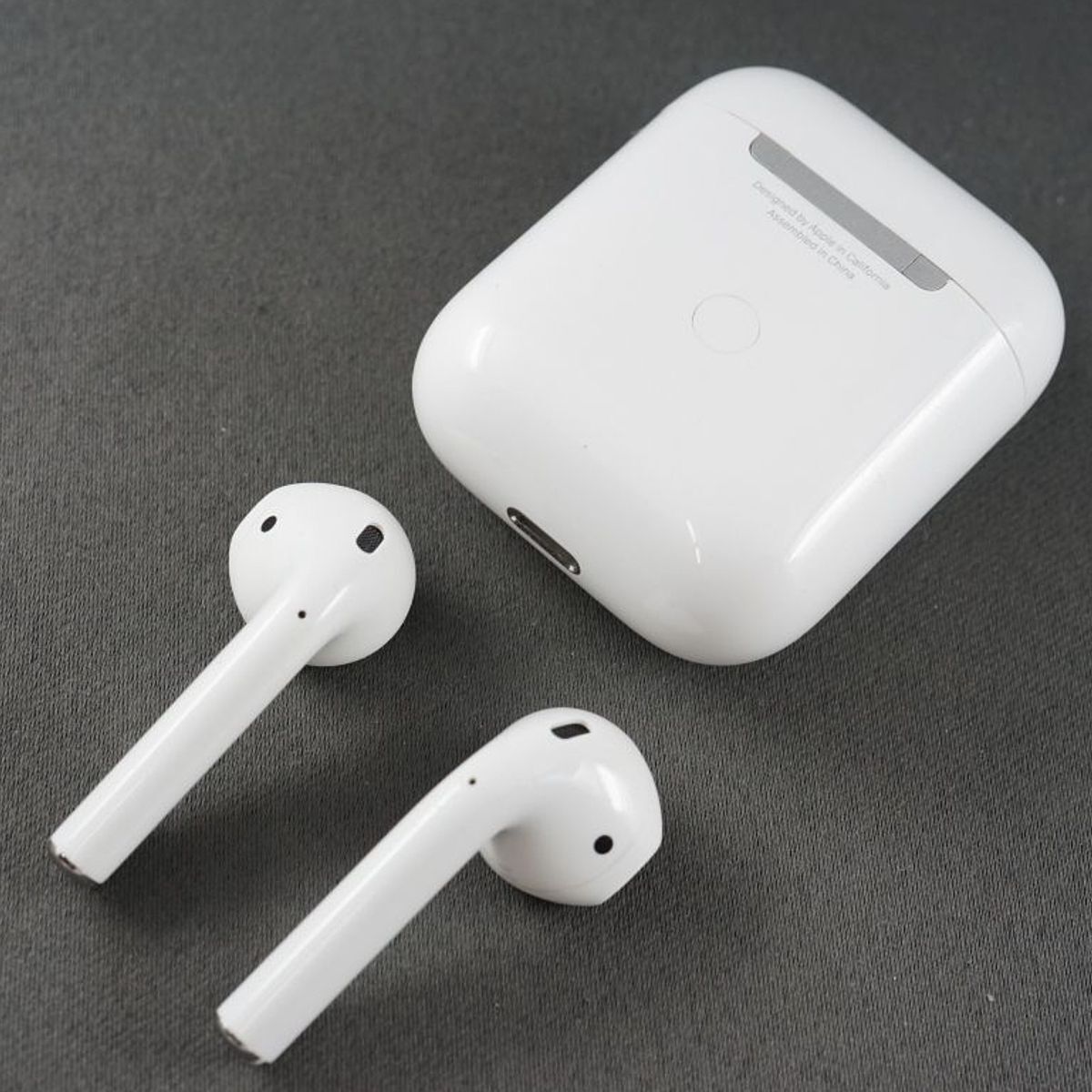 Apple AirPods with Wireless Charging Case エアーポッズ イヤホン USED美品 第二世代 MRXJ2J/A 完動品 中古 V9657 Apple AirPods with Wireless Charging Case エアーポッズ イヤホン USED美品 第二世代 MRXJ2J/A 完動品 中古 V9657
