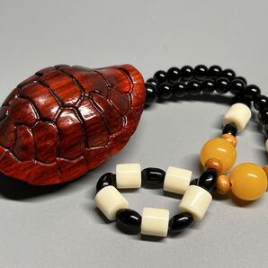 新品 木製 唐木 掛け物 細工彫 亀の甲羅 亀甲 長寿 健康 金運 根付 開運