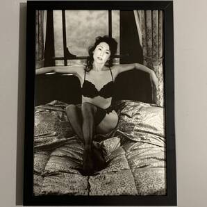 ■松坂慶子■セクシーグラビア/A4額装品/2002年/写真集掲載/モノクロ/ランジェリー/貴重写真/女優/美人/昭和レトロ/印刷物/インテリア G604