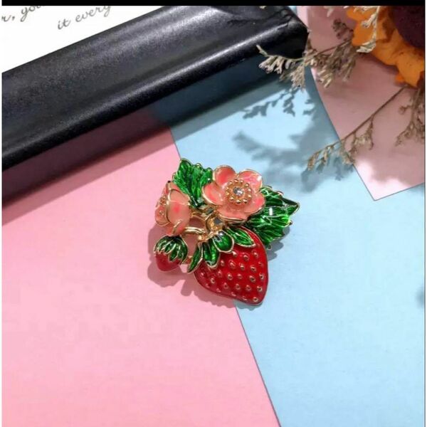 ブローチいちごフルーツクリスマス冬大人かわいい上品人気普段使い春花綺麗ミニサイズ