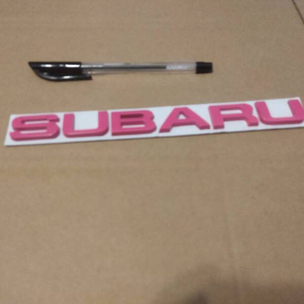 【ゆうパケット送料込】SUBARU エンブレム ピンク 横21.5cm×縦3cm×厚さ5mm ② スバル SUBARU 金属製
