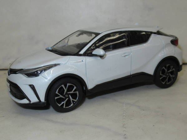 全国送料無料!非売品! 1/30スケール色見本ミニカー C-HR ホワイトパールクリスタルシャイン (070) トヨタ 店頭展示用