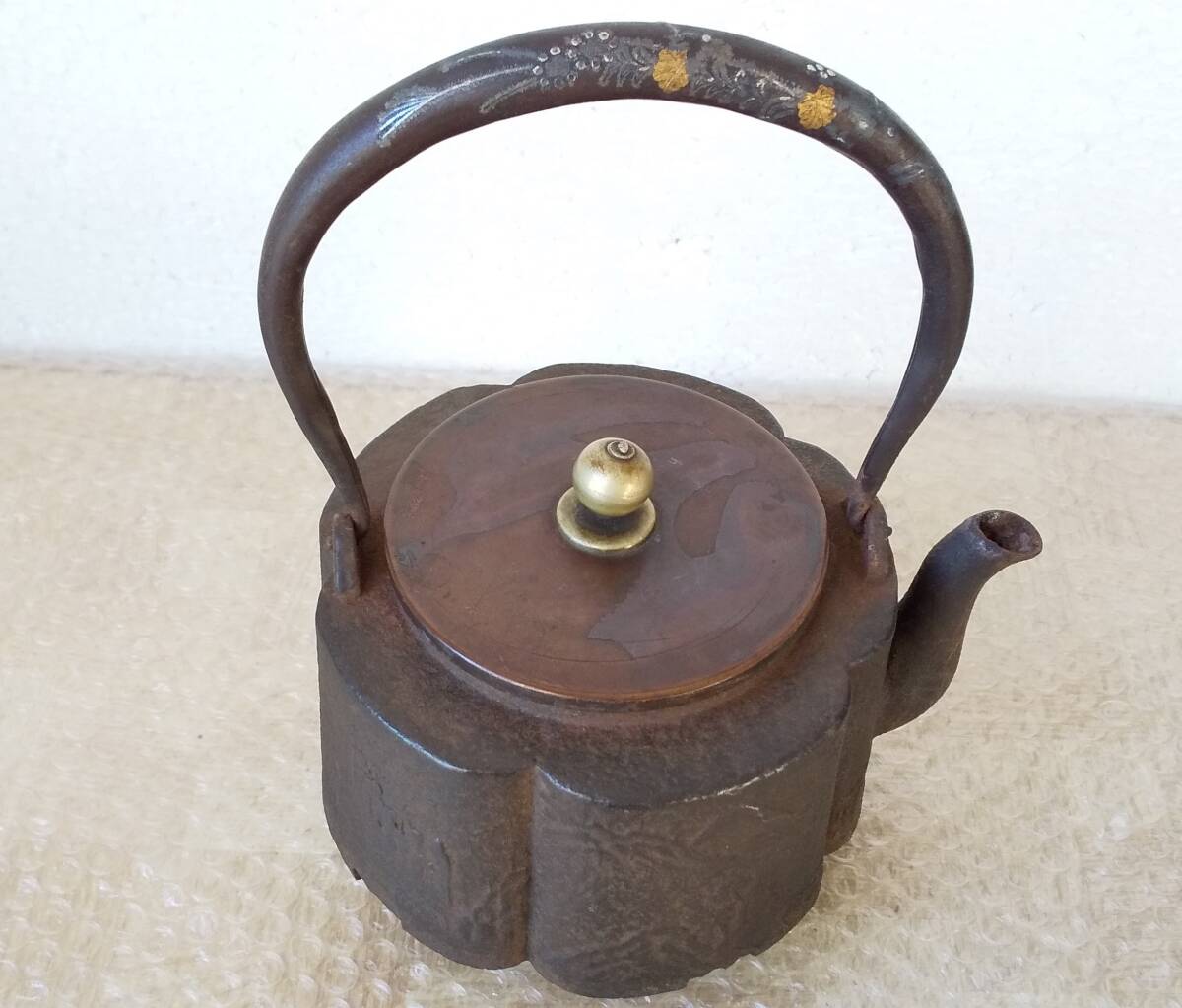 青龍堂造 鉄茶瓶。 古い鉄瓶です。 持ち手は象嵌細工が施されております。 販売中です。 お問い合わせはDMでもお受けします。 #鉄瓶 #鉄茶瓶  #古道具 #青龍堂造 #楽雫 青龍堂 煎茶道具 鉄瓶 鉄器 銅蓋 象嵌 四方形 葉紋 鉄器 茶道具 煎茶道具 茶注 急須 湯沸 茶器 骨董品 