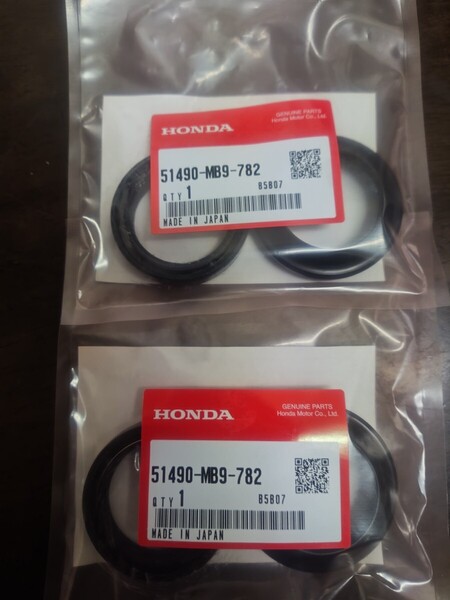 V45マグナ RC28 フロントフォーク フロントフォークシールセット 1台分 純正 新品 51490-MB9-782 51490-MB9-781 汎用 V45MAGNA