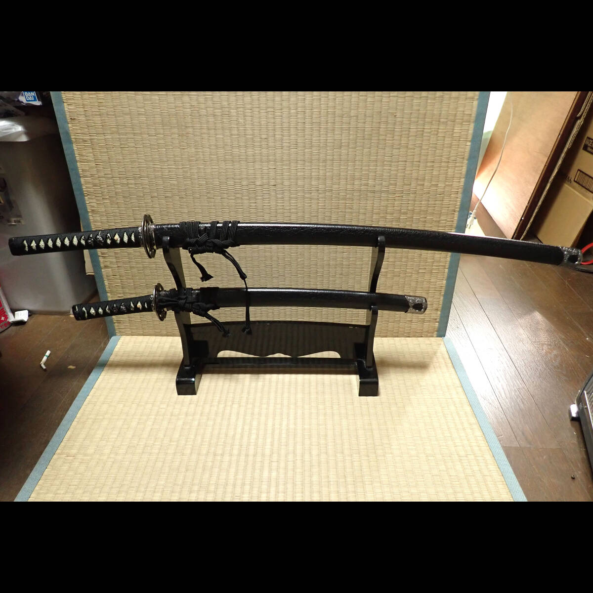 24代 武蔵拵 刀掛け 2本用(大刀、脇差用)「組み立て式」★中古品 (難有り) 24代 武蔵拵 刀掛け 2本用(大刀 脇差用)38×33×17㎝「組み立て