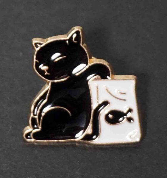 《萌黒猫JP魚スナック菓子》CUTE■ 『商売繁盛』■新品■黒猫 ネコ ねこ キャット■ピンバッジ バッチ■おしゃれ ファッション