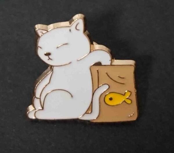 《萌白猫JP魚スナック菓子》CUTE■ 『商売繁盛』■新品■白猫 ネコ ねこ キャット■■■■ ■ピンバッジ バッチ■おしゃれ ファッション