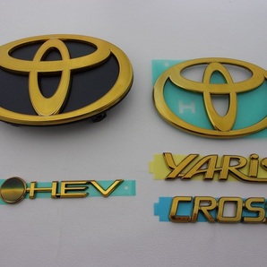 【 トヨタ 10系 ヤリス クロス 後期 : MXPB・MXPJ 】10系 YARiS CROSS (後期) プレミアム ゴールド エンブレム フロント&リア 4点(HEV)
