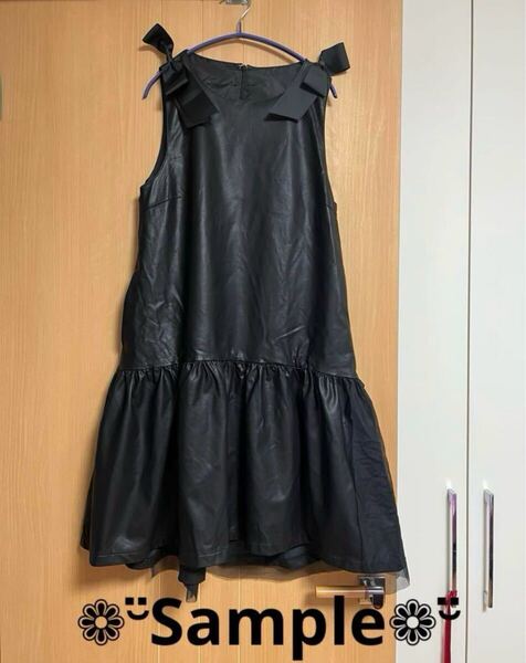 フェイクレザー ノースリーブ黒ワンピース リボン付き