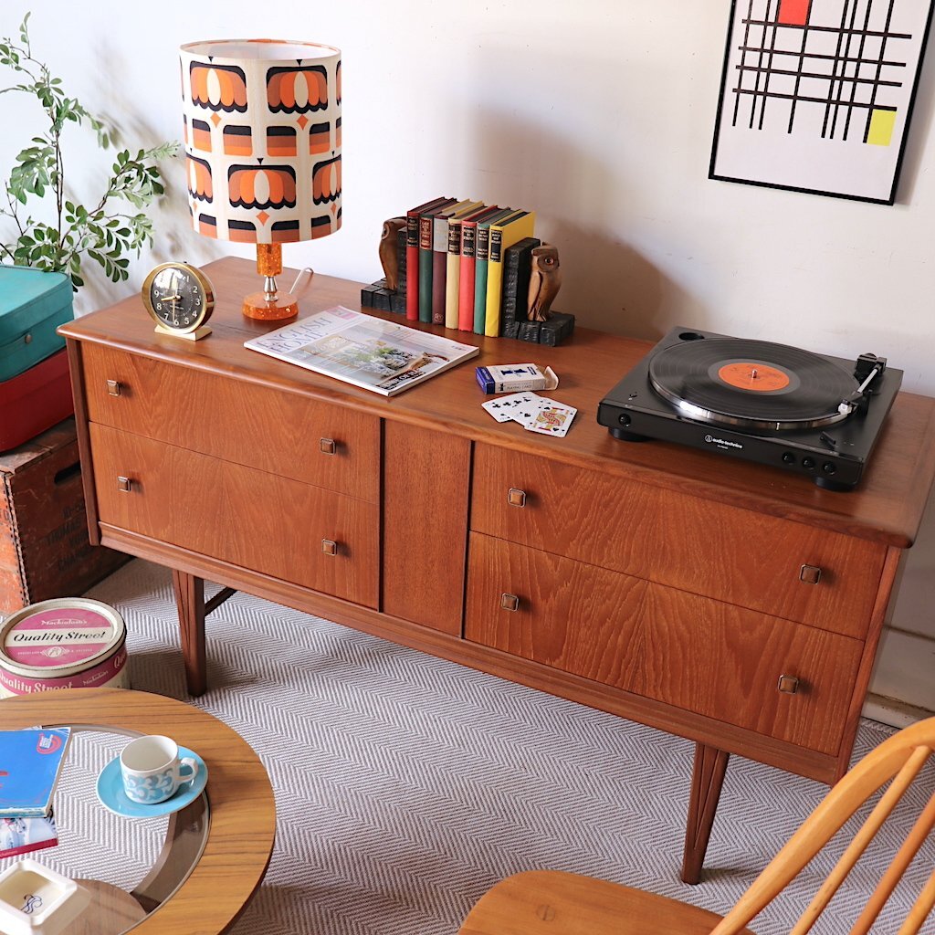 ○。イギリス1960年代 HOMEWORTHY社製 希少 小ぶりなヴィンテージ チーク サイドボード/ミッドセンチュリーモダン/チェスト/再塗装済/美品