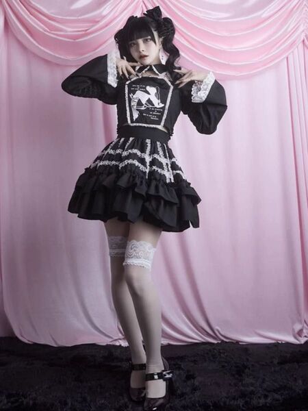 Lace spider frill & ribbon skirt+Flare sleeve coffin print blouse