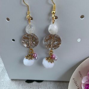 ムーンストーンとクリアビーズ、フェルトボールのピアス