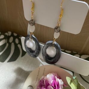 天然石とフェルトボールのグレー オーバル型ピアス