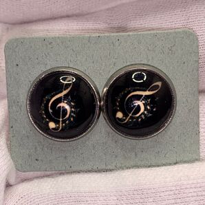 ピアス ト音記号 両耳 片耳 黒に白ト音記号