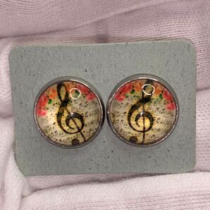 ピアス ト音記号 両耳 片耳 楽譜ベージュ 上に花