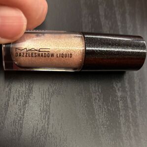 MAC ダズルシャドウリキッド エブリデイイズサンシャイン