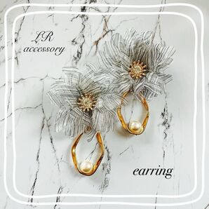 【2点目以降半額対象商品】《完成品》フラワーパールイヤリング(グレー)