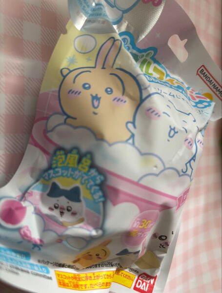 おまけもおつけ致します、ちいかわちゃん 入浴剤バブルフィーバー、なかからマスコットがでてきます、お楽しみに。