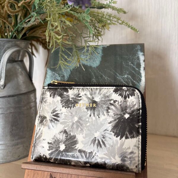 ★美品★エーテル エナメルレザー ノワール 二つ折り財布 ミニ財布 花柄